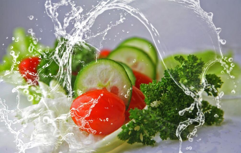 Zdrowa żywność i woda to ważne elementy potrzebne do utraty wagi