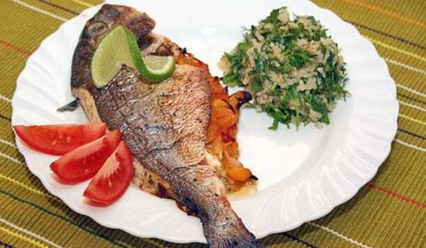 Chuda ryba z sałatką w menu diety dna
