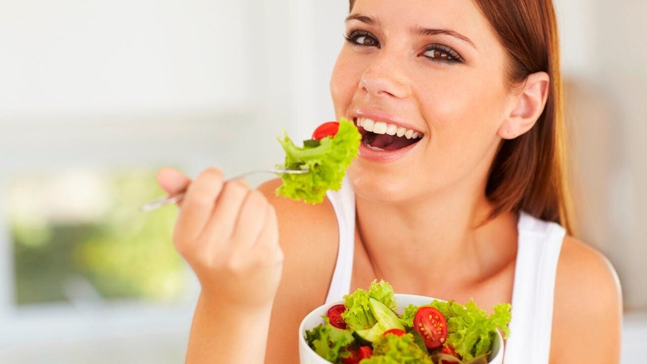 jedzenie zielonej sałaty na leniwej diecie